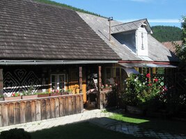 Bydlíme jako před třemi lety, tohle je "náš" dvorek