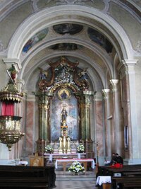 s Imposantní chrámovou lodí, oltářem