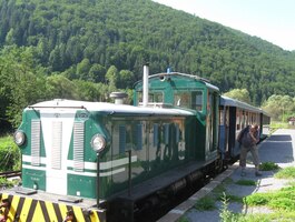 Na úzkou kolej přijel vláček,