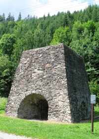 a sešli k rozcestí Tri vody (železářská pec)