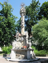 a zde Trojiční sloup - obojí na náměstí Slobody