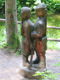 Na naučném okruhu nás přivítali dřevění milenci