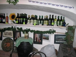 a pak ještě s naším ubytovatelem ve vinném sklípku místní radnice