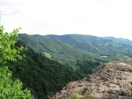 a ze skalní vyhlídky je vidět daleko na západ