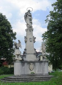 uprostřed mariánský sloup