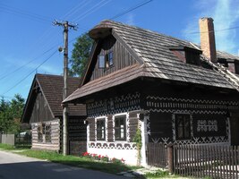 Že jsou ale ty pomalované dreveničky malebné !?