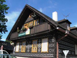 Stejně jako tato drevenice dnes slouží jako restaurace