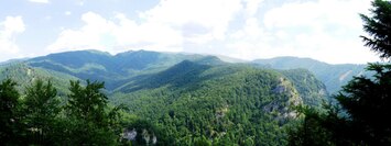 Výhledy z terasy před jeskyní jsou skvostné