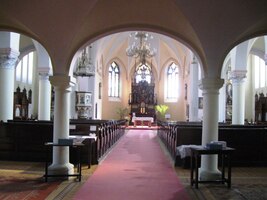 a tady v jeho skrovném, ale působivém interiéru