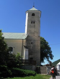 Je zde starý gotický kostel