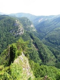 Nad Harmaneckou dolinou je to samá skála