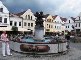 Náměstí vévodí kašna,