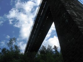 a šli dále dolů pod mostem horské železnice