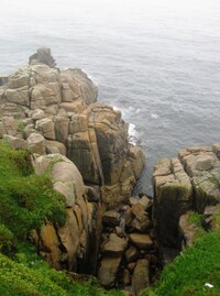 vysekaný přímo do skalních útesů