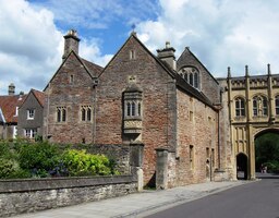 V rohu nádvoří stojí budova Old Poor House