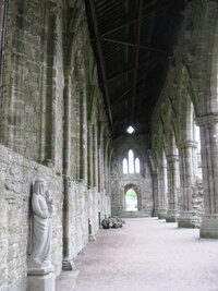 a lze tu rozeznat prvky románského i gotického slohu