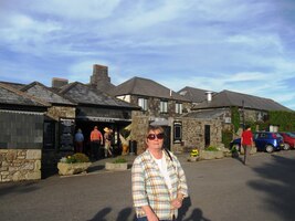 Není to Daphne du Maurier před hospodou Jamaica?