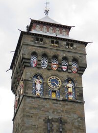 V čelní frontě hradu ční tato věž