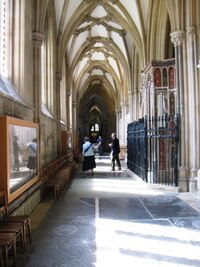 v postranní chrámové lodi