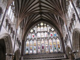 Škoda, že vitráže přišly o svou původní výplň...