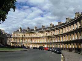 A zase změna! Jsme v městě Bath na náměstí The Circus