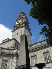 Věž radnice ční málem do nebe