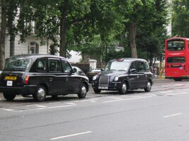 A tady jsou symboly Londýna - taxi a "dabldeker"