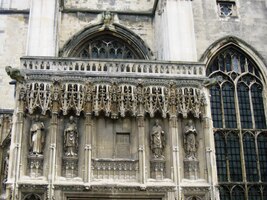 Filigránská sochařská výdoba zdobí portál