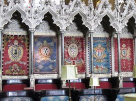 Církevní potentáti tu mají měkká křesla,