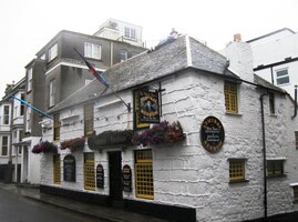 Na střechách námořnických krčem číhají pistolníci