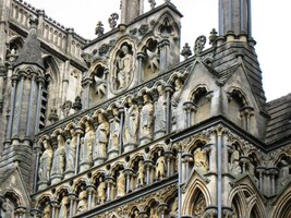 Zdi katedrály nesou skoro 400 soch!