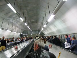 Z Kennsingtonu jedeme metrem