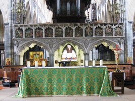 Příčný oltář odděluje jednu loď (Navy) od druhé (Quiry)