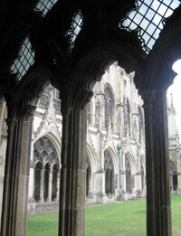 Krajkoví ambitů se zbytky vitráží