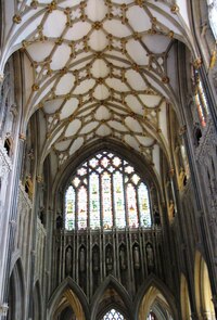 V postranních lodích je jiný vzorek klenby,