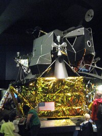 a měsíční modul Apolla 11, který byl první na Měsíci