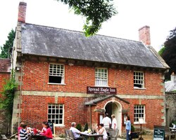 Z areálu se vychází kolem této hospůdky