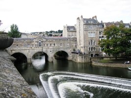 nad pitoreskními jezy na řece Avon