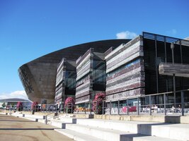 Zdejší seskupení budov se jmenuje Millennium Centre