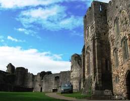 u ruin středověkého hradu