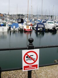 Zákaz plavání, je třeba se utopit