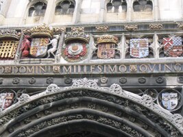 se znaky anglických hrabství nad portálem