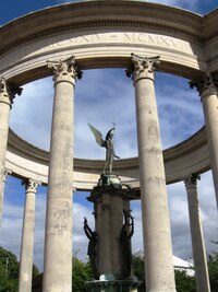 Kdo myslíte, že se pod ní schází?