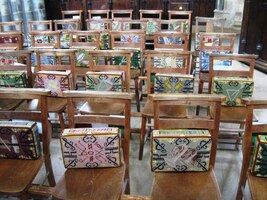 Místní rarita - vyšívané "podprdelníky"