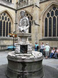 Lidé i sochy na nádvoří se trápí otázkou: