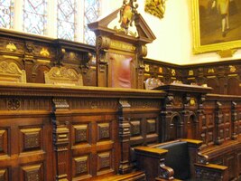 a s masivními lavicemi radních