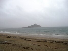 Další den je ostrov St. Michaels Mount v mlze sotva k vidění