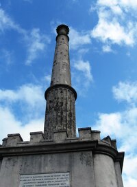 pod památníkem na vršku Dane John Moud