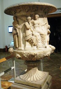 Zde váza málem antická