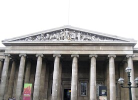 kam vstupujeme tímto antizujícím vchodem